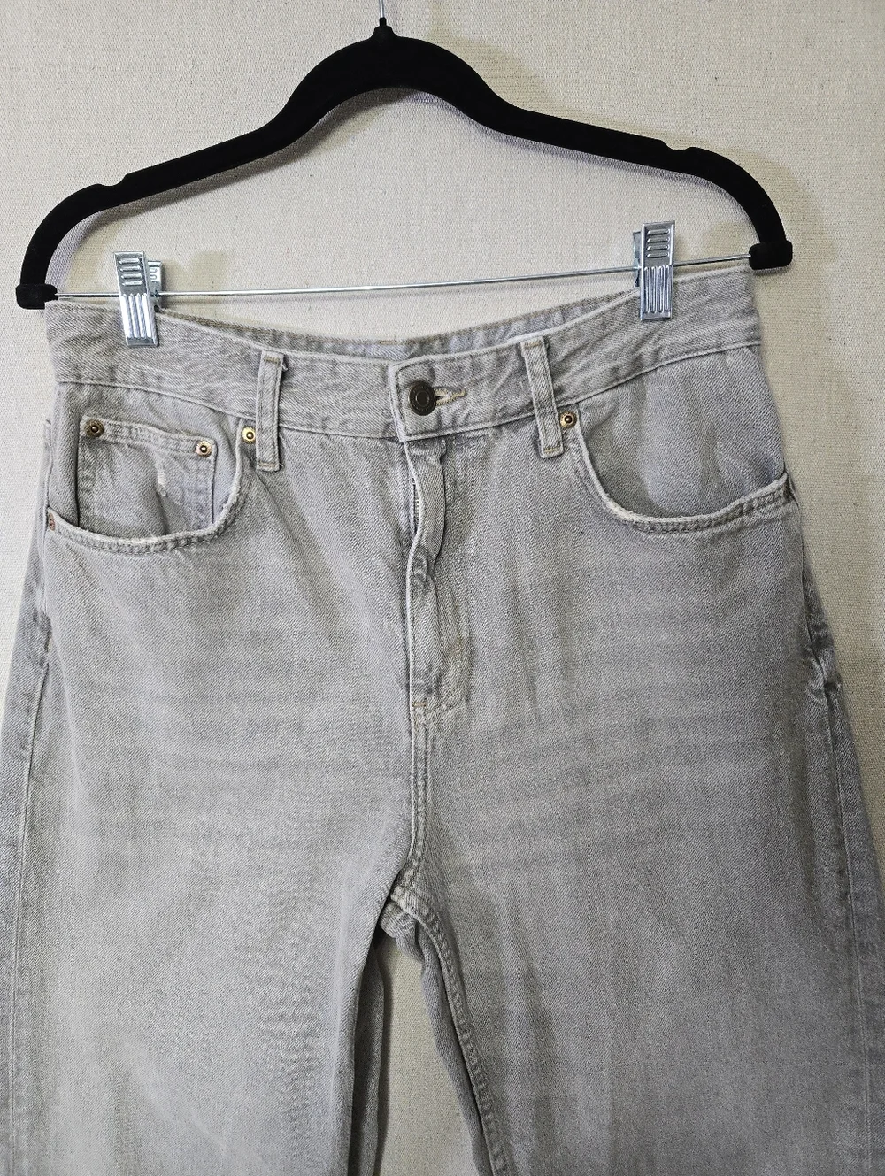 Zara Light Gray Denim Jeans with Subtle Stitching - Picture 2 of 5